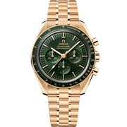 Quadrante verde “step dial” PVD con indici applicati e lancette stile “Moonwatch” dell’Omega Speedmaster Moonwatch Professional 42 mm 310.60.42.50.10.001.